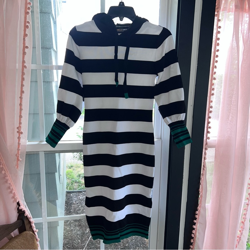 Midi bodycon dress with hood. Sporty, flirty and perfect for the spring season!